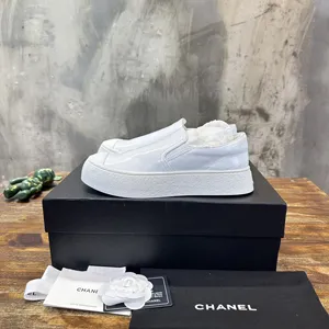 シャネル 24SS 新作 ホワイト シャイニー ソフトレザー スリッポン ローファー（Chanel 86）