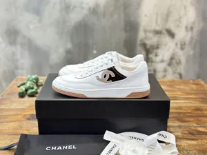 CHANEL シャネル 24P カーキ グロッシー CCロゴ ホワイトカーフスキン カジュアル スニーカー (G39978 B16488 NX673)