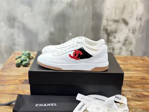 CHANEL シャネル 24P レッド グロッシー CCロゴ ホワイトカーフスキン カジュアル スニーカー (G39978 B16488 NX675)
