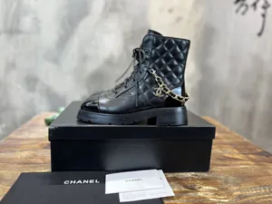 CHANEL シャネル 22a シャイニーブラック カーフスキン チェーン＆キルティング アンクルブーツ／モーターサイクルブーツ (G39393-Y56119-94305)