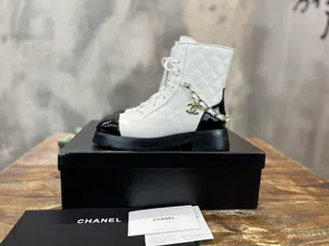 CHANEL シャネル 23B ホワイト カーフスキン チェーン＆キルティング アンクルブーツ／モーターサイクルブーツ (G39393)