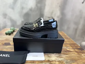 CHANEL シャネル 25SS ブラック シャイニーカーフスキン プラットフォームローファー (G45074)