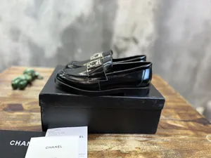 CHANEL シャネル 23b ブラック カーフスキン（シャイニーパテント）ダブルCバックル ローファー（Chanel 32）