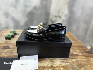 CHANEL シャネル 23b ブラック＆ホワイト カーフスキン（シャイニーパテント）ダブルCバックル ローファー（Chanel 31）