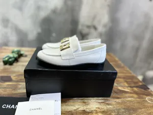 CHANEL シャネル 23b ブラック＆ホワイト カーフスキン ダブルCバックル ローファー（Chanel 29）