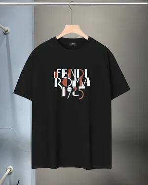 フェンディ「フェンディ ローマ 1925」クルーネック コットン 半袖Tシャツ ブラック (FY0936AVOHF1J7C)