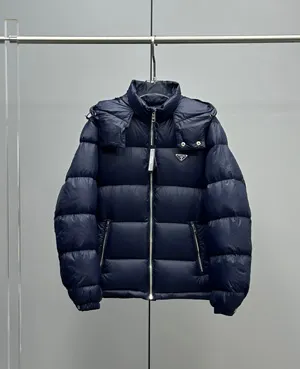 プラダ 2025年秋冬 メンズ ネイビーブルー レギュラー丈 ジップアップ ダウンジャケット(Prada000052)