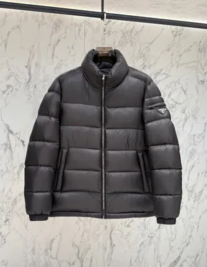 プラダ リナイロン メンズ ブラック スタンドカラー ダウンジャケット（Prada000039）