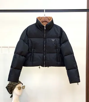 プラダ レディース ポスタースタイル ブラック ショート スタンドカラー ダウンジャケット (Prada000045)