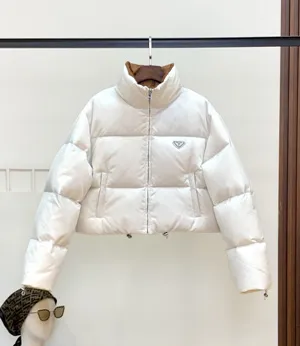 プラダ レディース ポスタースタイル ホワイト ショート スタンドカラー ダウンジャケット  (Prada000046)