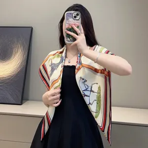 エルメス「クーヴェルチュール＆テニュドゥジュール 」カーキ シルクスカーフ 90*90（Hermès000084）