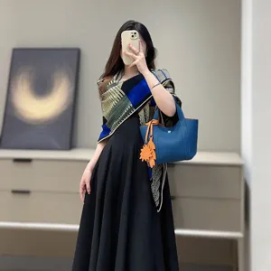 エルメス「ドレサージュトレサージュ」ネイビーブルー カシミアショール 136*137（Hermès000047）