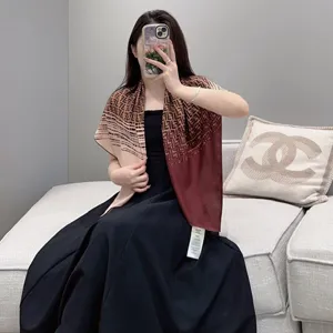 フェンディ ミルクコーヒーカラー「チョコレートワッフルクリスプ」シルクマフラー 90×90cm （Fendi000057）