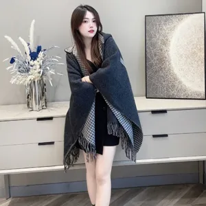 フェンディ ナポレオンコレクション グレー ウールブレンド リバーシブル フード付きケープ 123×132cm（Fendi000054）