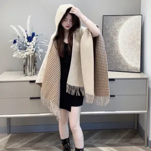 フェンディ ナポレオンコレクション タン ウールブレンド リバーシブル フード付きケープ 123×132cm（Fendi000053）