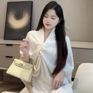 フェンディ オフホワイト FFロゴ ジャカードシルクショール 140×140（Fendi000035）