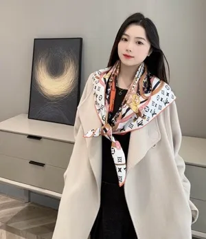 ルイヴィトン「フラワーアンドストラップ スクエア90」ホワイト＆ブラウン シルクスカーフ 90×90cm（M90659）