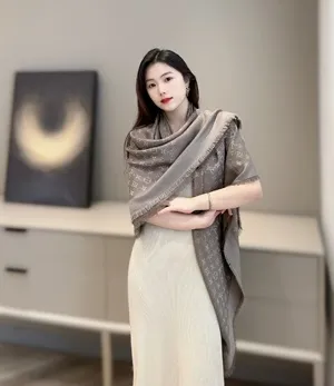ルイヴィトン「モノグラムクラシック」エレファントグレー シルクショール 140×140cm（M78146）