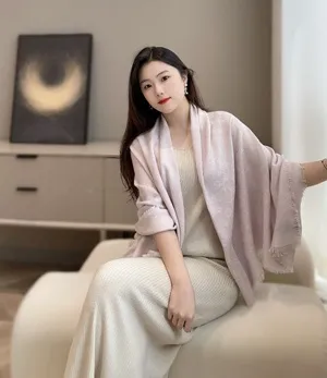 ルイヴィトン「モノグラムクラシック」ムーングレー シルクショール 140×140cm（M78161）