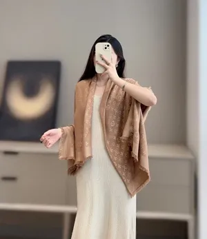 ルイヴィトン「モノグラムクラシック」キャラメル シルクショール 140×140cm（M77630）