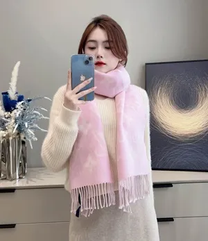 ルイヴィトン「LV エッセンシャル」ウール ロングマフラー ローズピンク 34×186cm（M77729）
