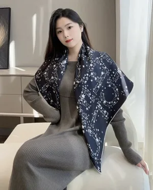 シャネル「ココ スター ストーリー」ブラック シルク スクエアスカーフ 90x90cm（Chanel000008）