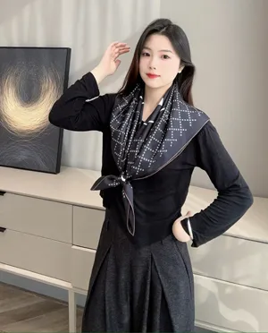 シャネル「ダイヤモンド バッジ」ブラック シルクスカーフ 90x90cm（Chanel000011）