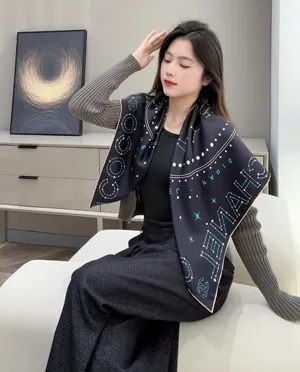 シャネル「ゾディアック サイン」ブラック シルクスカーフ 90x90cm（Chanel000019）
