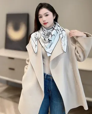 シャネル「ココ グラフィティ」ホワイト シルクスカーフ 90x90cm（Chanel000027）