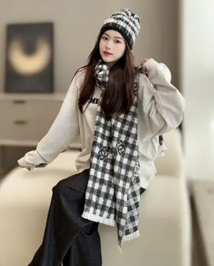 シャネル ブラック＆ホワイト「チェッカーボード」カシミアマフラー 200 x 75cm（Chanel000116）