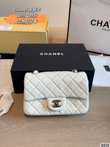シャネル クラシック フラップ バッグ (CF) 白 ゴールド金具 ラムスキン ダイヤモンドキルティング
