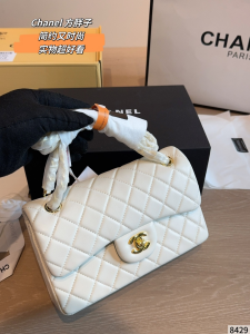 シャネル クラシック フラップ バッグ (CF) 白 ゴールド金具 ラムスキン ダイヤモンドキルティング