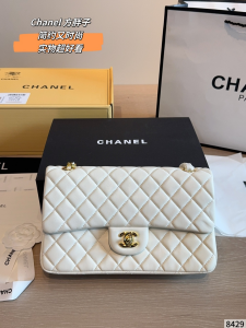 シャネル クラシック フラップ バッグ (CF) 白 ゴールド金具 ラムスキン ダイヤモンドキルティング