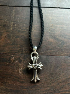 クロムハーツ (Chrome Hearts) レザーコード付き ミディアム ハートクロス ペンダント ネックレス