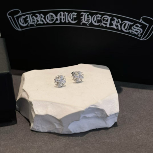 クロムハーツ (Chrome Hearts) プラチナメッキ フルダイヤモンド クロス スタッドピアス- ユニセックス / ゴシックスタイル