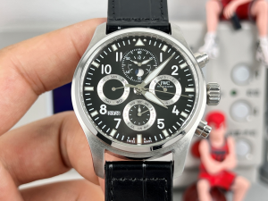 IWC パイロット?ウォッチ?パーペチュアルカレンダー?クロノグラフ 42 “ル?プティ?プランス” 特別版 - ブラック文字盤