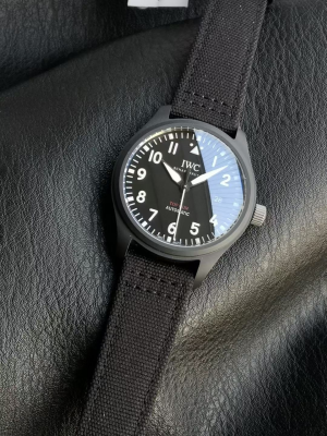 IWC パイロット?ウォッチ?オートマティック 41 “TOP GUN” セラミック 黒文字盤 41mm - セラミック一体化ケース×ブラック夜光数字文字盤