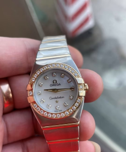 OMEGA コンステレーション レディース 24mm - 18Kゴールド＆ダイヤモンドベゼル / マザーオブパール文字盤 / Cal.1376搭載