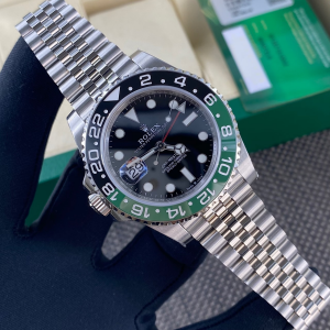 ロレックス グリニッジII Ref.126710LV：オイスターパーペチュアル?ブラックダイヤル×ブラック&グリーンセラミックベゼル