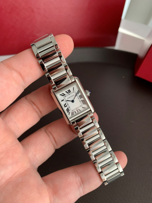 【新入荷】カルティエ タンク?ムスト Ref. WSTA0051：クォーツ?ステンレスケース×ローマ数字ダイヤル｜1917年に誕生した Iconic なデザイン