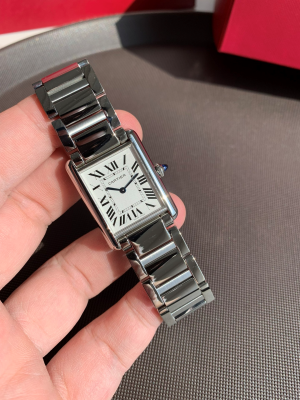 【新入荷】カルティエ タンク?ムスト Ref. WSTA0051：クォーツ?ステンレスケース×ローマ数字ダイヤル｜1917年に誕生した Iconic なデザイン