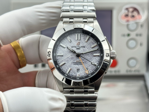 【新入荷】ブライティング クロナマット オートマチック GMT Ref. A32398101M1A1：ETA2836-2ムーブメント×ステンレスケース×スモークダイヤル｜GMT機能搭載の現代的なパイロット時計