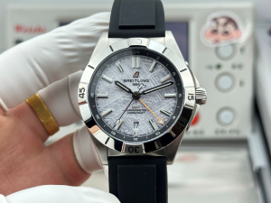 【新入荷】ブライティング クロナマット オートマチック GMT Ref. A32398101M1A1：ETA2836-2ムーブメント×ステンレスケース×スモークダイヤル｜GMT機能搭載の現代的なパイロット時計
