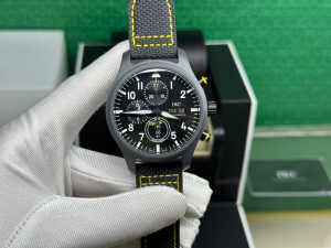 IWC パイロット?ウォッチ?クロノグラフ “ストラトトップス” エディション（型番：IW389104）
