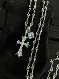Chrome Hearts (クロムハーツ) バラクロス ペンダント ネックレス 925シルバー ダイヤモンド アクアマリンブルーキュービックジルコニア チェーンセット ユニセックス