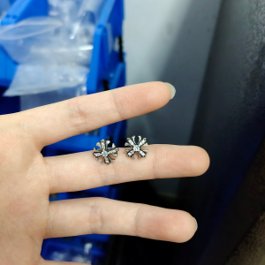 Chrome Hearts (クロムハーツ) ダイヤモンド センター クロス スタッドピアス 925シルバー オキシダイズド レディース ユニセックス