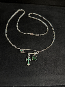 Chrome Hearts (クロムハーツ) 925シルバー セーフティピン ネックレス (グリーンストーン＆クロスチャーム)