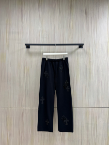 【Chrome Hearts】クロムハーツ トータルブラック クロスモチーフ ワイドパンツ イージーパンツ ゴシックロゴ刺繍?パッチ 男女兼用