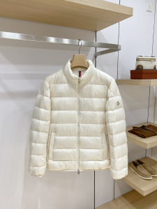 2026 新作 Moncler Rodez スタンドカラーライトダウンジャケット ホワイト hicopymn002