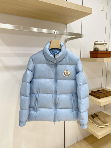 モンクレール Moncler 2026 秋冬新作 Corborant エンボスカラーロゴ フード付きダウンジャケット スカイブルー 男女兼用 hicopymn006